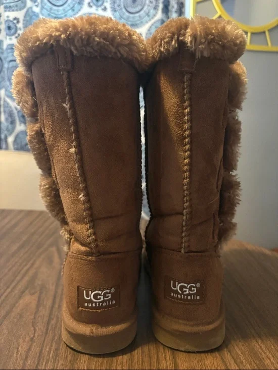 UGG Size 7 Australia Bailey Button Triplet Boots Chestnut Suede Sheepskin - Picture 3 of 7